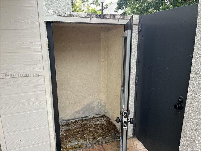 Building Photo - 4702 SW 67th Ave