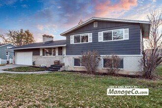 Building Photo - Remodeled 3-Bed Upstairs Residence with Ga...