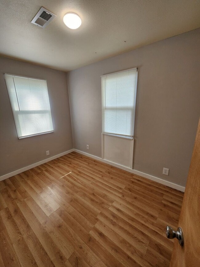 Building Photo - Very nice 2BR home with parking off street near major employers!