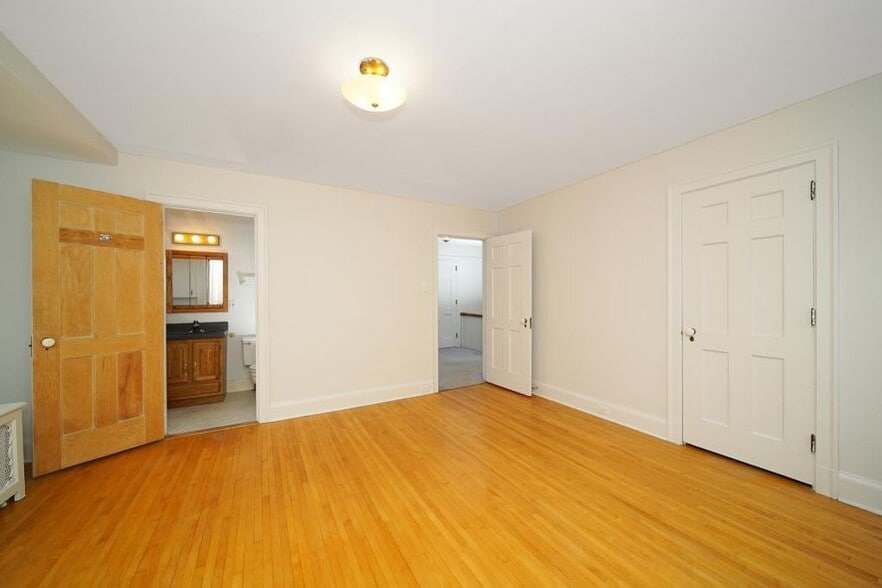 Building Photo - 8 E College St