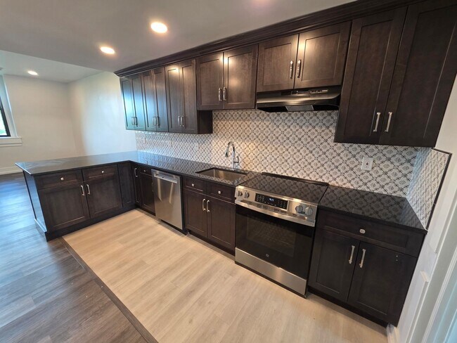 Building Photo - Newly Renovated 1 Bedroom Apartment - Poug...