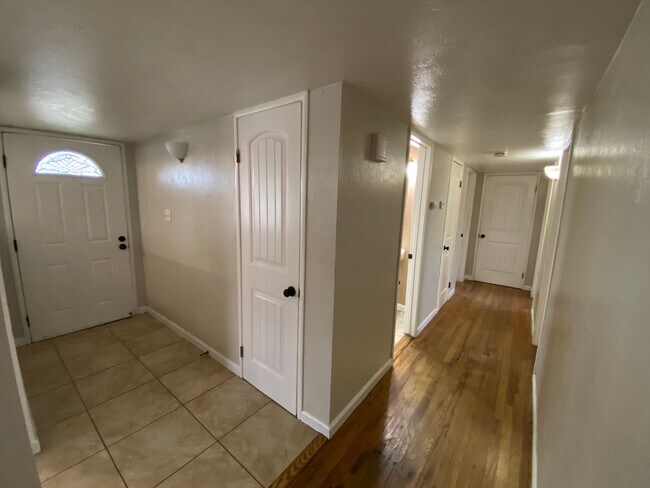 Building Photo - Spacious home Available Now!