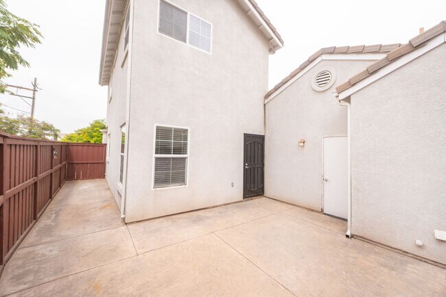 Building Photo - 511 Stork St