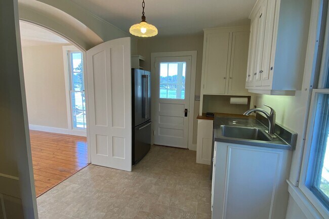 Building Photo - 12 Scholes Ln