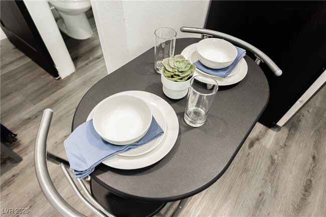 Building Photo - 522 E St Louis Ave