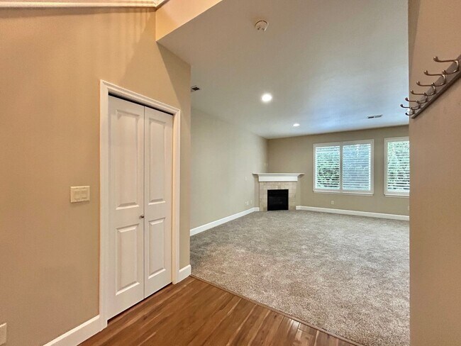 Building Photo - Gorgeous 4 Bed, 2.5 Bath Tuscany Home!