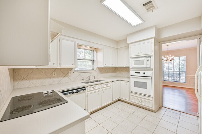 Building Photo - 2005 La Salle Ln