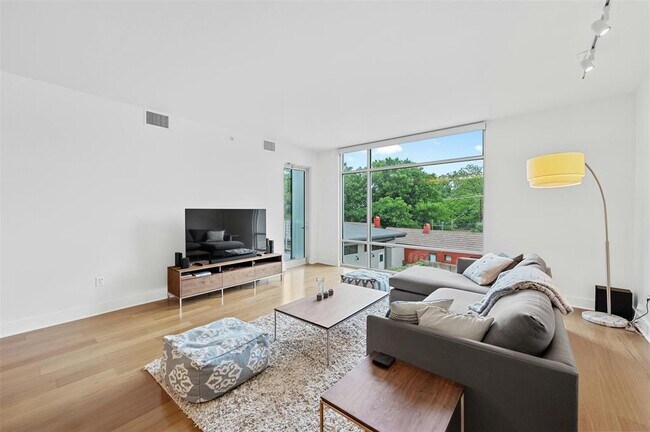 Building Photo - 210 Lee Barton Dr