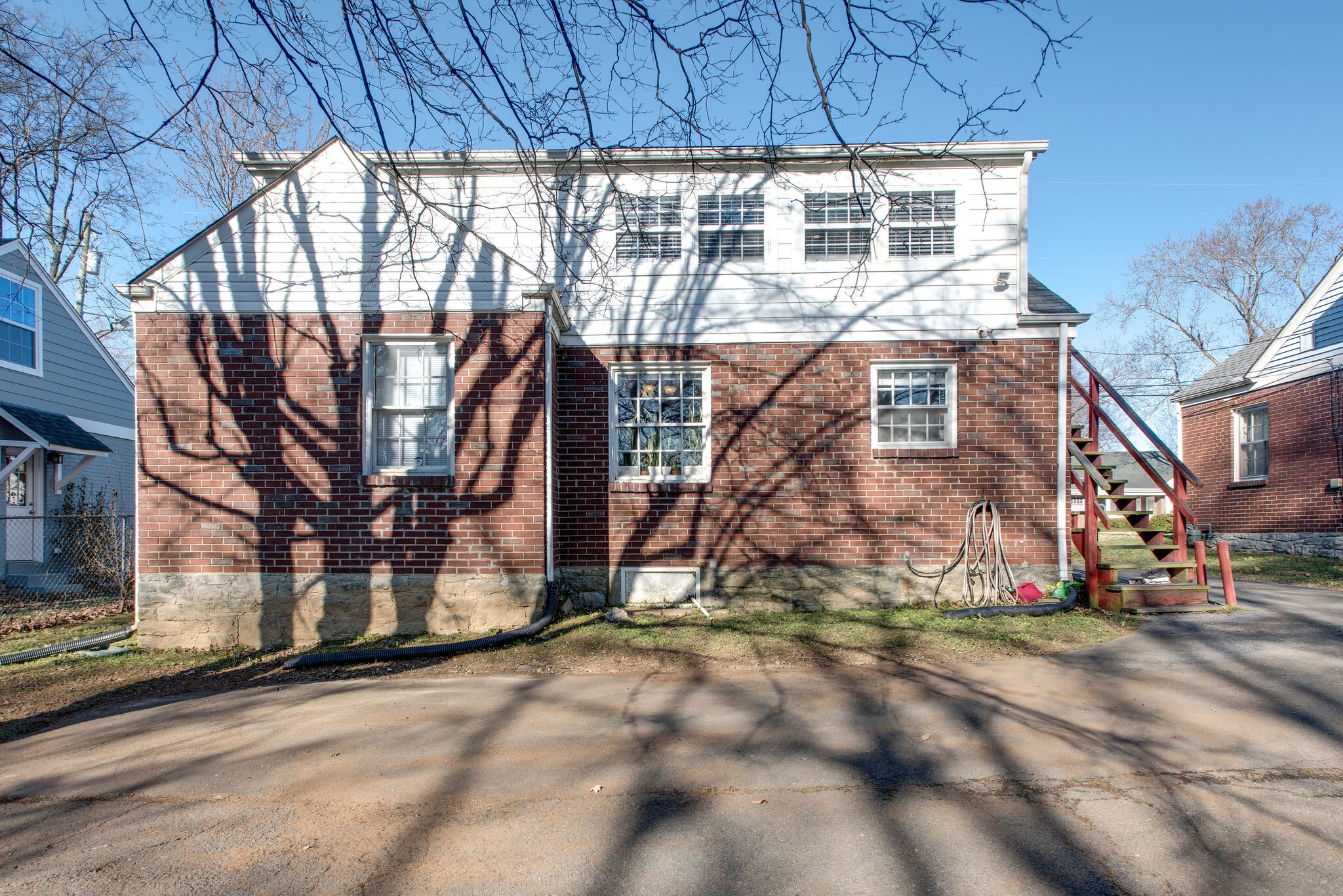 Building Photo - 253 Thuss Ave