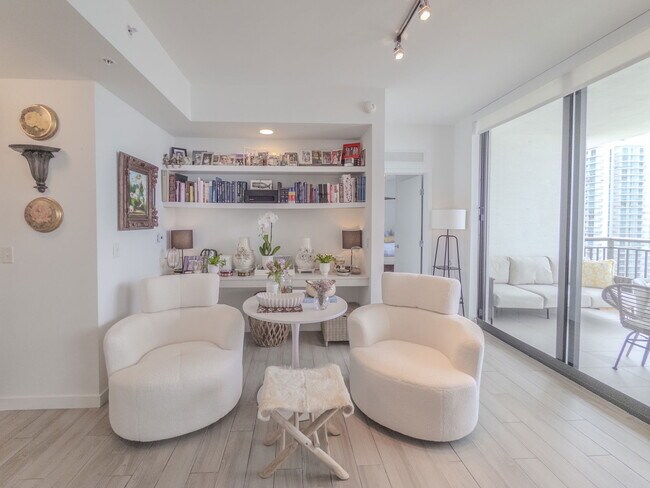 Building Photo - 999 SW 1st Ave