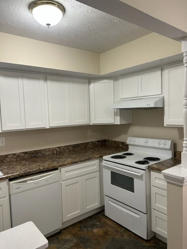 Building Photo - 481 Woodview Dr