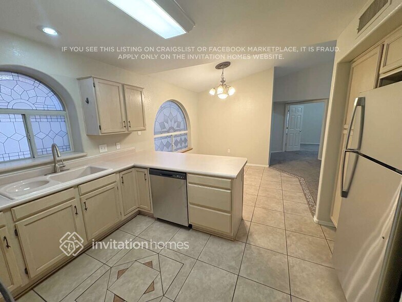 Building Photo - 7934 W Laurel Ln