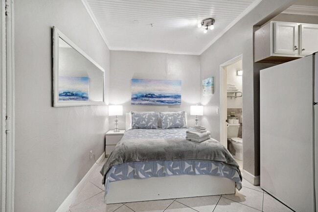 Building Photo - 3710 Collins Ave