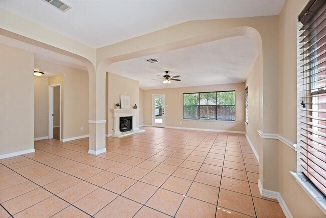 Building Photo - 1208 Lochaline Loop