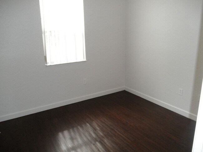 Building Photo - Shoma Townhomes