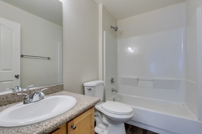 Building Photo - Modern 2 Bed, 2.5 Bath Henderson Townhome