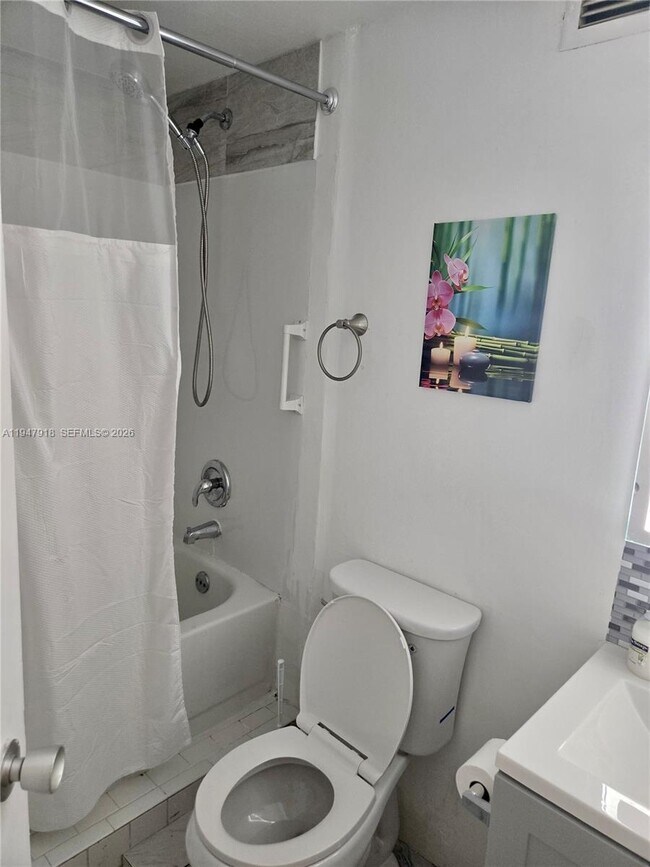 Building Photo - 801 Brickell Bay Dr