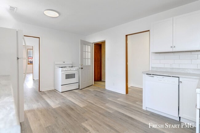 Building Photo - Convenient & Comfortable Living in Downtow...