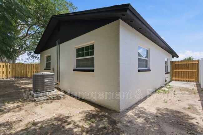 Building Photo - 3029 Corona Dr