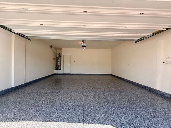 Building Photo - NEVER LIVED IN 4 BED 2.5 BATH 2 CAR GARAGE SINGLE FAMILY HOME FOR RENT!