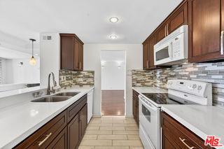 Building Photo - 10535 Wilshire Blvd