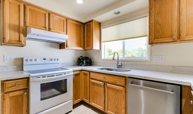 Building Photo - Large 4 Bed/ 2 Full Bath Home in the Gilha...