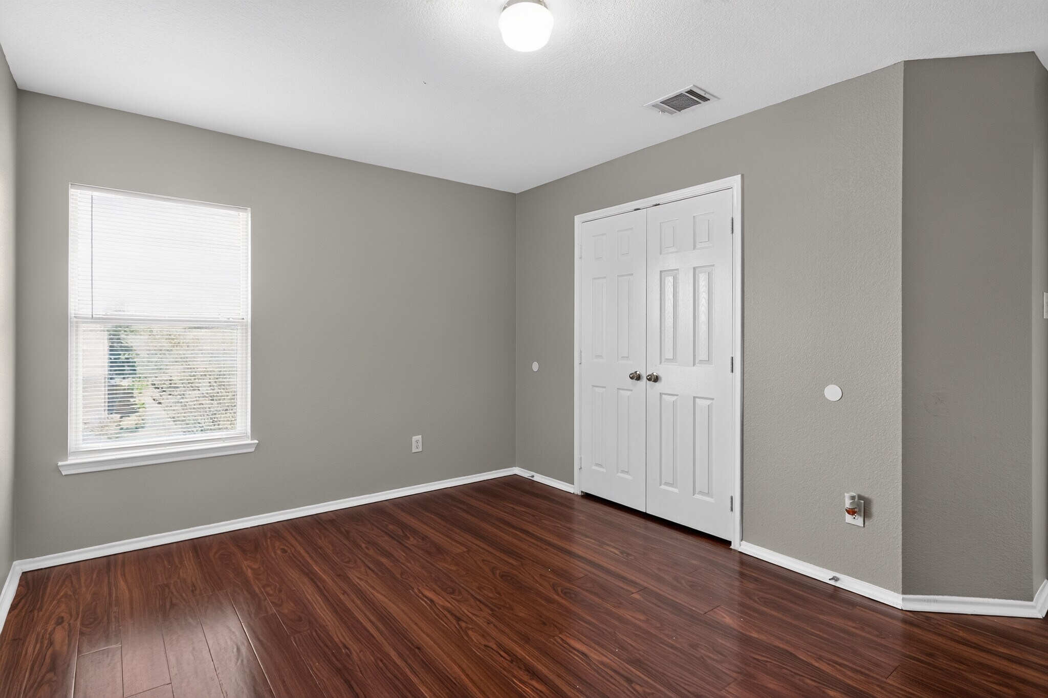 Building Photo - 217 Pinewood Trl