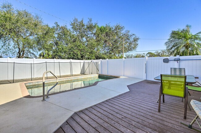 Building Photo - 896 S Venice Blvd