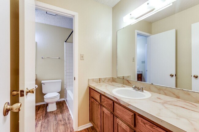 Building Photo - Dynamite Duplex in Arlington