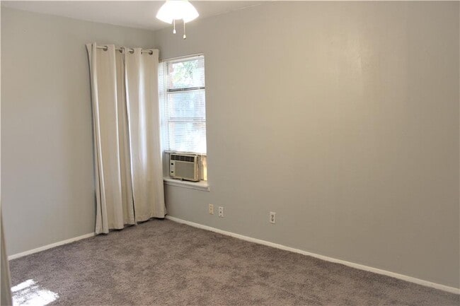 Building Photo - 2303 Towbridge Cir