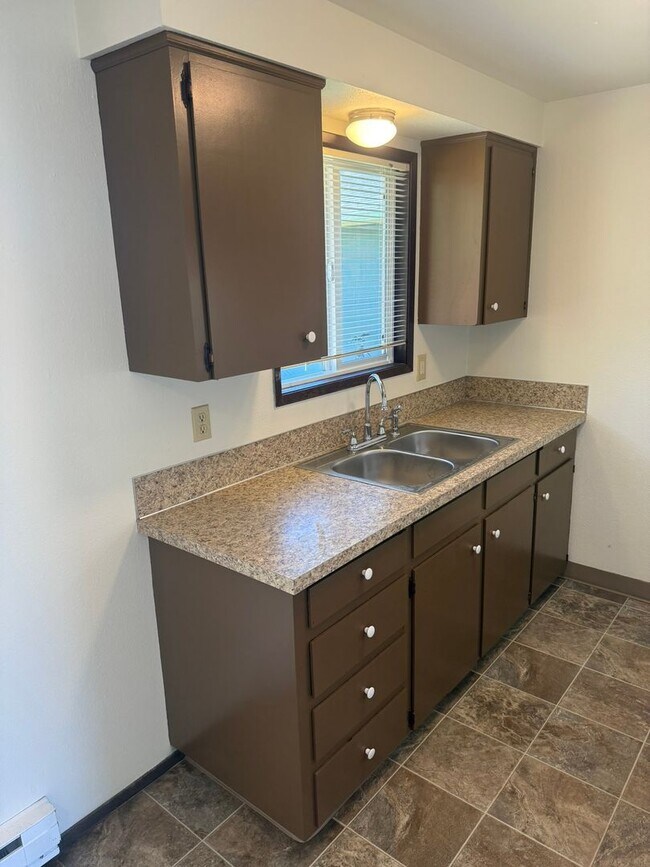 Building Photo - Two Bedroom Duplex in Aumsville