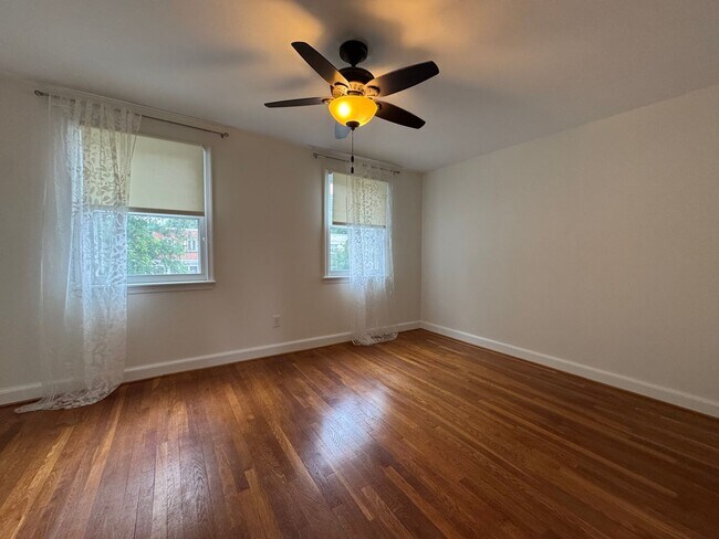 Building Photo - Charming 2 Bed 1 Bath Interior Townhome Wi...