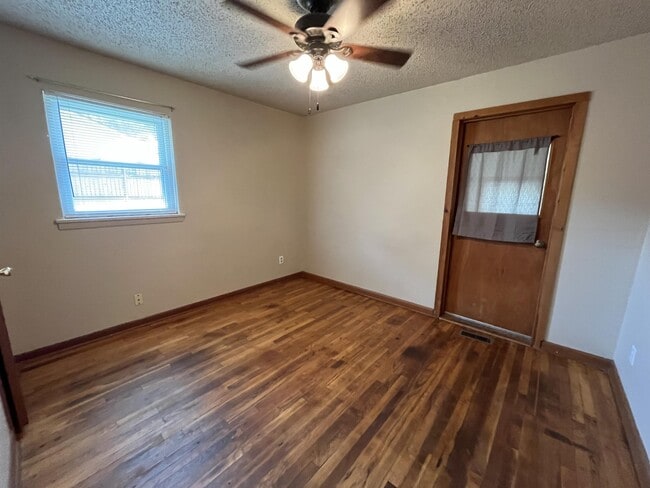 Building Photo - 1001 E 5th Ave