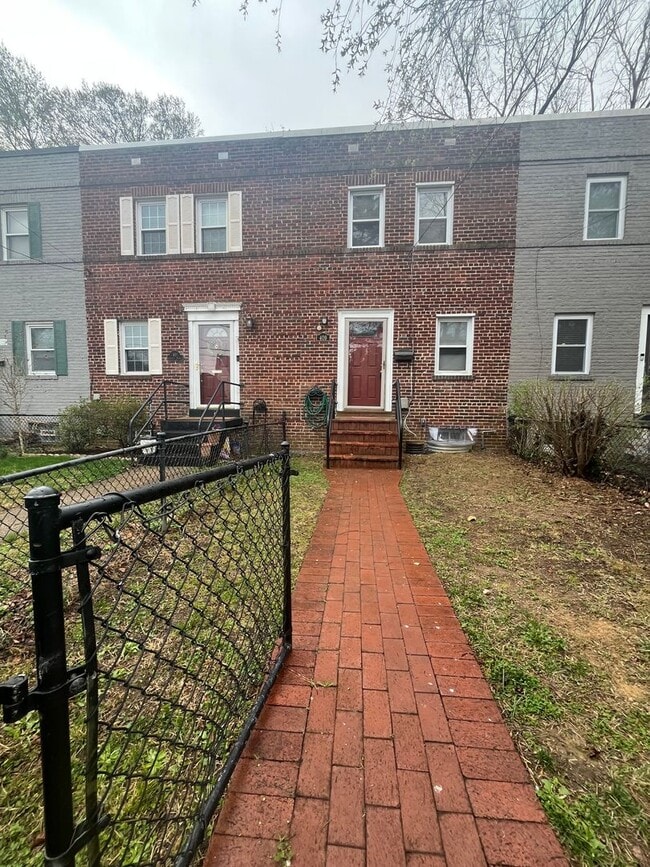 Building Photo - 409 Laverne Ave