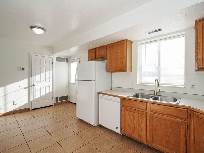 Building Photo - RES_LI_1683