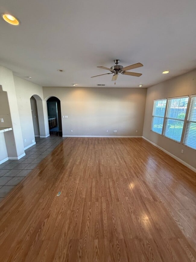 Building Photo - Spacious 5-Bedroom, 2-Bathroom Home in Southwest Bakersfield