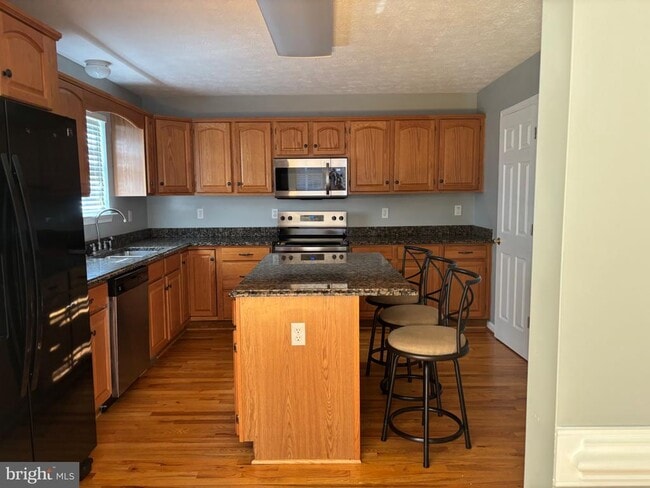 Building Photo - 2040 Stoneleigh Dr