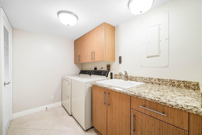 Building Photo - 120 S Ocean Blvd