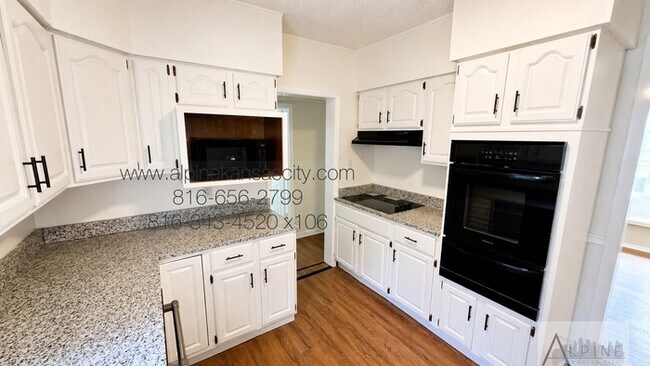 Building Photo - Spacious Home in Oak Park SW