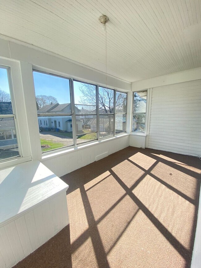 Building Photo - 217 W Irving Ave