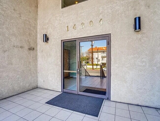Building Photo - 14804 Magnolia Blvd