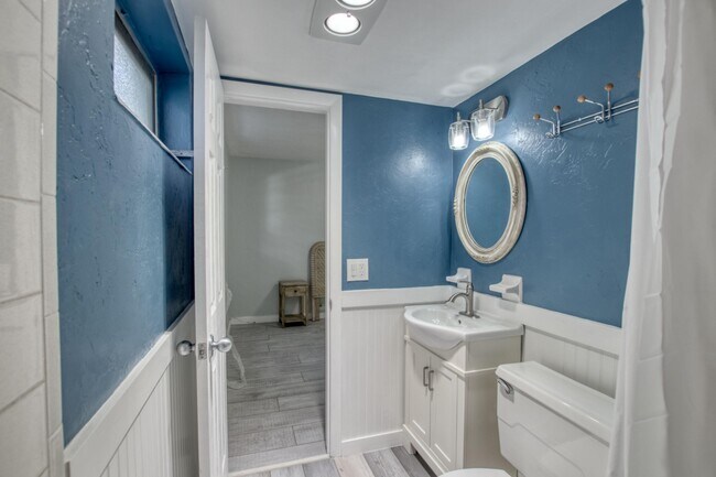 Building Photo - 612 2nd Ave S