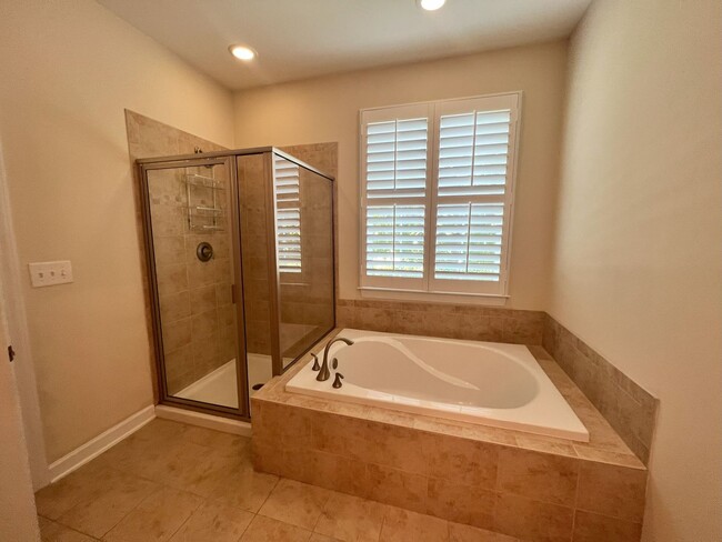 Building Photo - MARKET COMMON - 3 BEDROOM, 2.5 BATH HOME A...