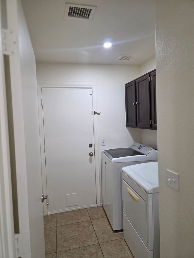 Building Photo - Beautiful 3BR 2BA Home w/ Private Pool • Pool + Covered Patio • Attached Garage in Phoenix