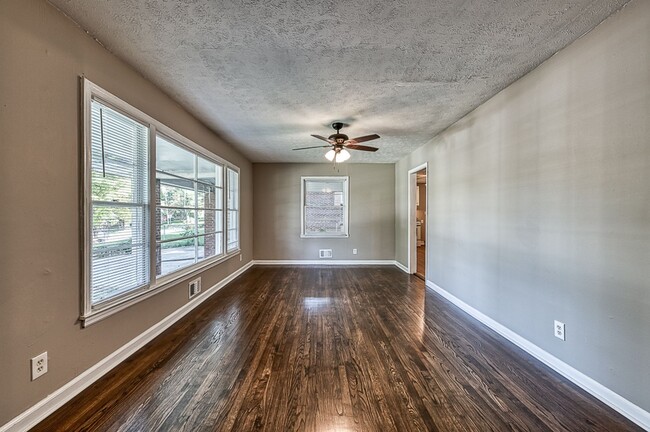 Building Photo - 3 bedrooms & 1.5 bath in Decatur!