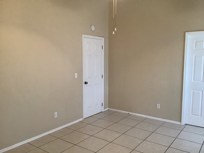 Building Photo - 2022 Blue Heron Dr