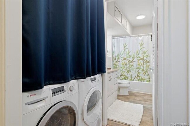 Building Photo - Makiki - Spacious one bedroom, one bath at...