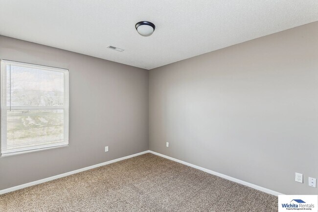 Building Photo - 3 bedroom, 2 bath duplex
