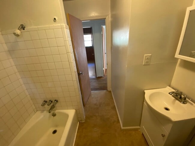 Building Photo - 1640 Lincoln Dr