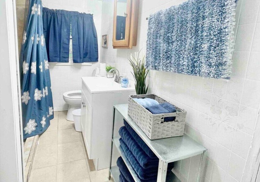 Building Photo - 4946 Camden St